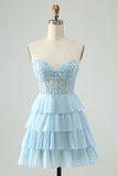 Lyseblå A Line Sweetheart Tiered Short Homecoming Dress med Appliques
