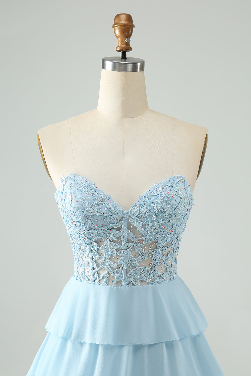 Lyseblå A Line Sweetheart Tiered Short Homecoming Dress med Appliques
