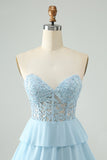 Lyseblå A Line Sweetheart Tiered Short Homecoming Dress med Appliques