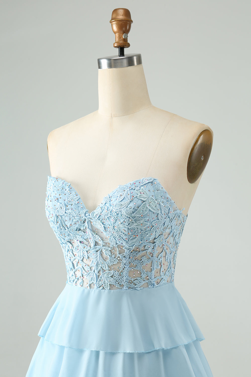 Lyseblå A Line Sweetheart Tiered Short Homecoming Dress med Appliques