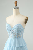 Lyseblå A Line Sweetheart Tiered Short Homecoming Dress med Appliques
