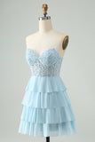Lyseblå A Line Sweetheart Tiered Short Homecoming Dress med Appliques