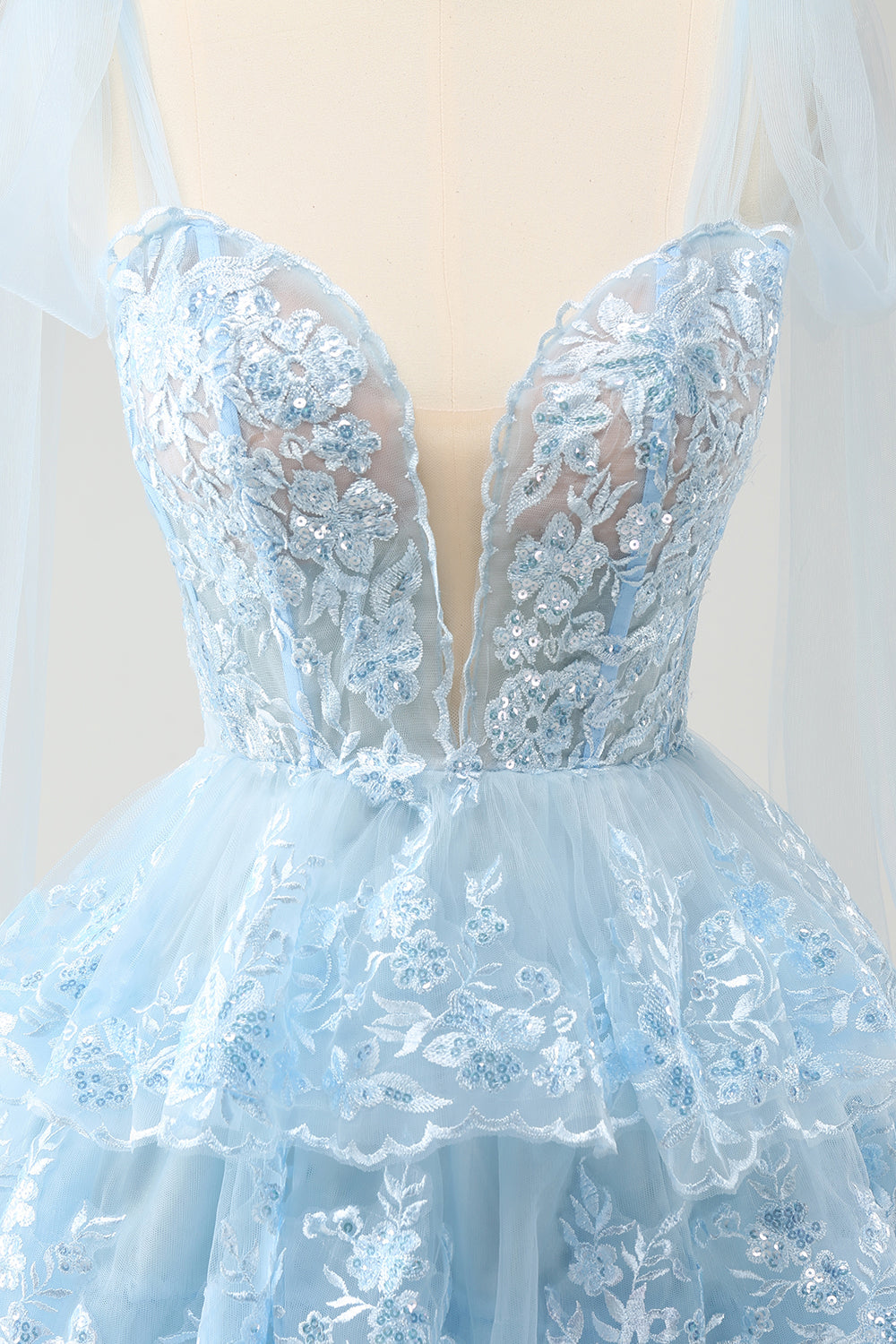 Glitter Blue A Line Embroidery Tiered Homecoming Dress med Appliques