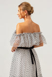 Hvit Svart A-linje Off The Shoulder Lang Ballkjole med Dot