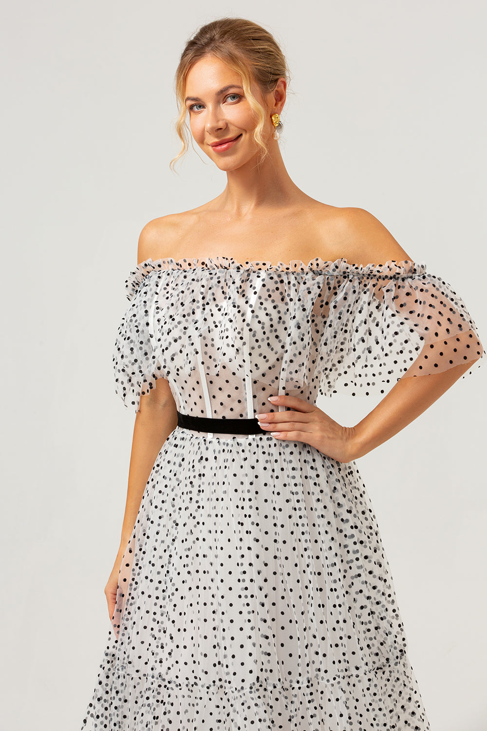 Hvit Svart A-linje Off The Shoulder Lang Ballkjole med Dot