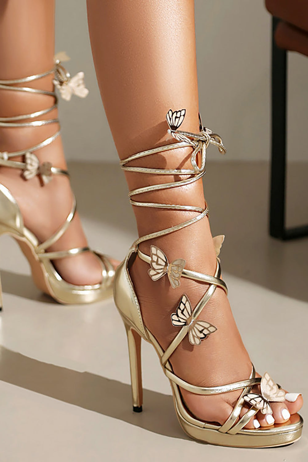 Kvinners Golden Metallic Strappy Stilletos Hæler Sandaler Sko med sommerfugl
