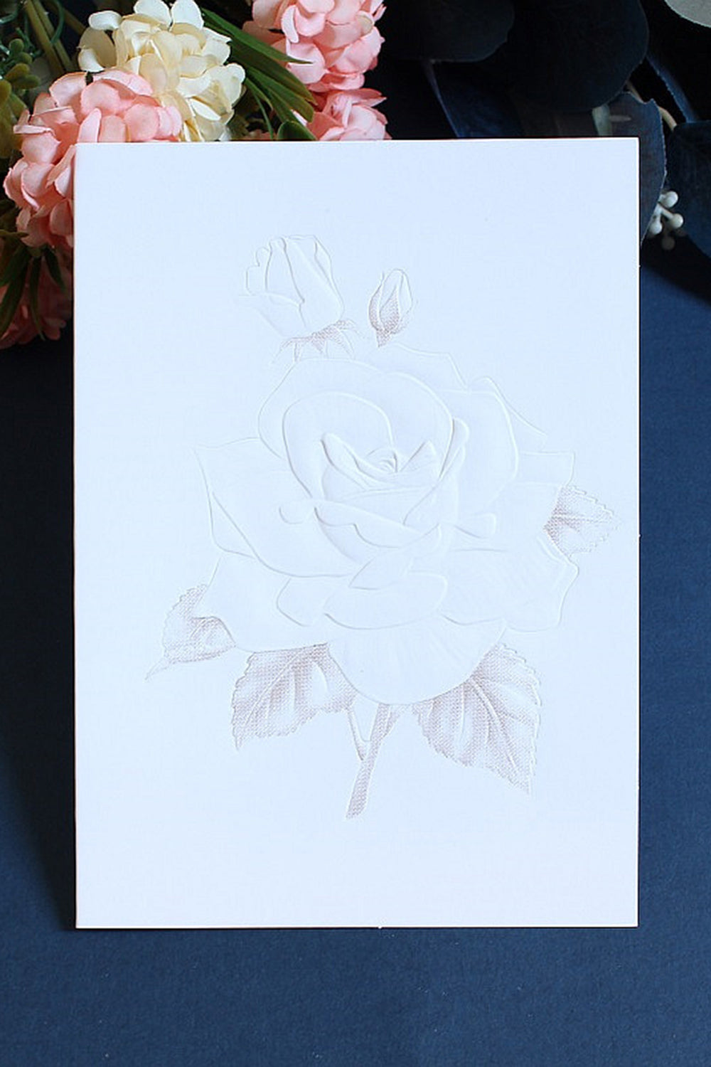 Enkle invitasjonskort med blomstertrykk