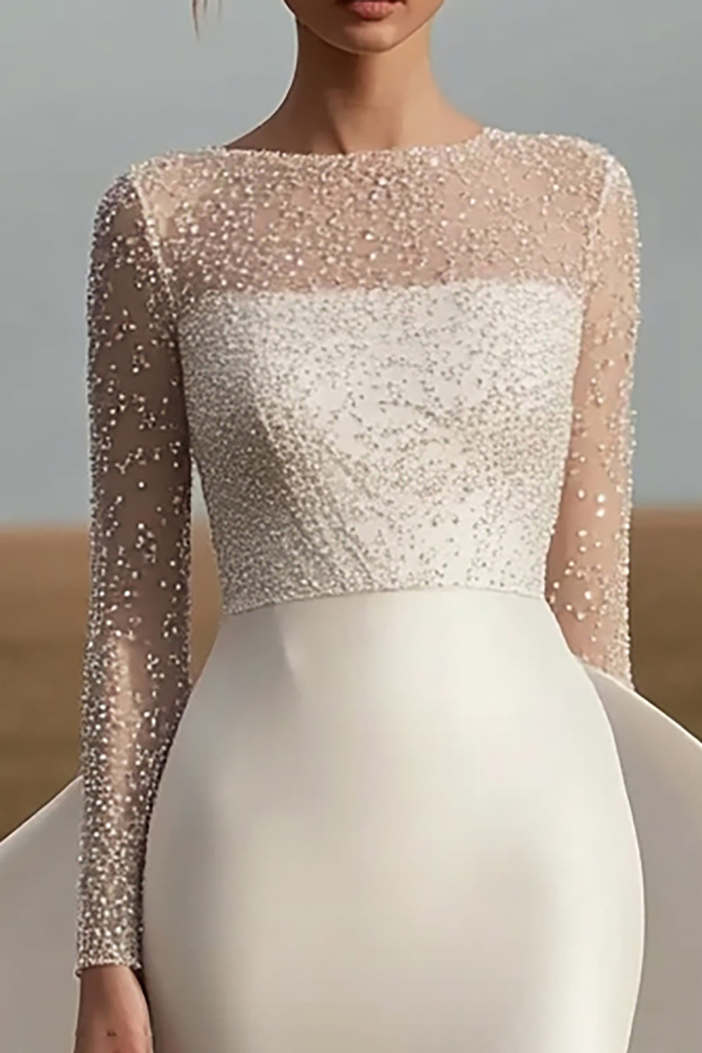 Elfenben sateng lange ermer slire brudekjole med perler