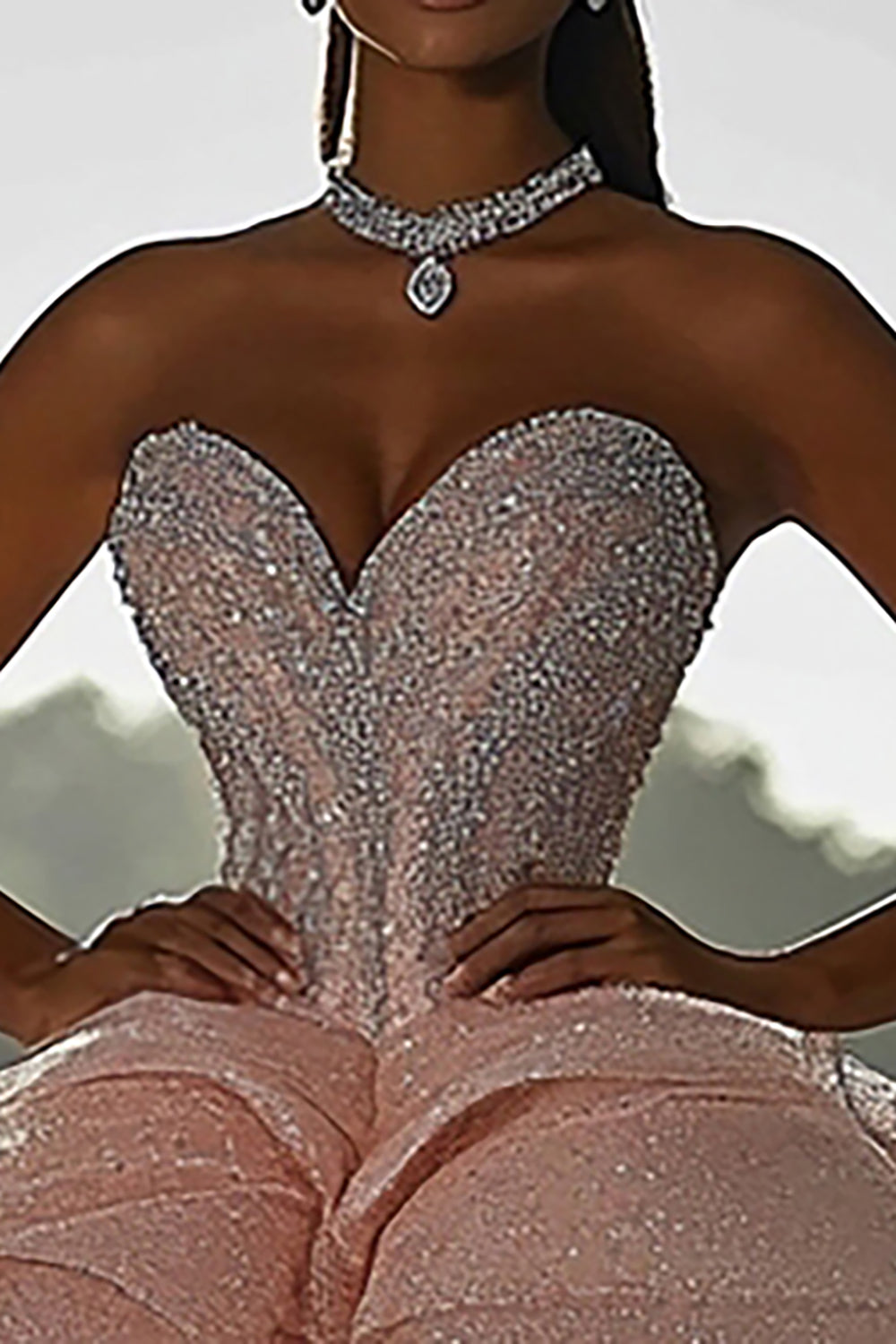 Glitrende rosa ballkjole stroppeløs paljetter volanger Quinceanera kjole