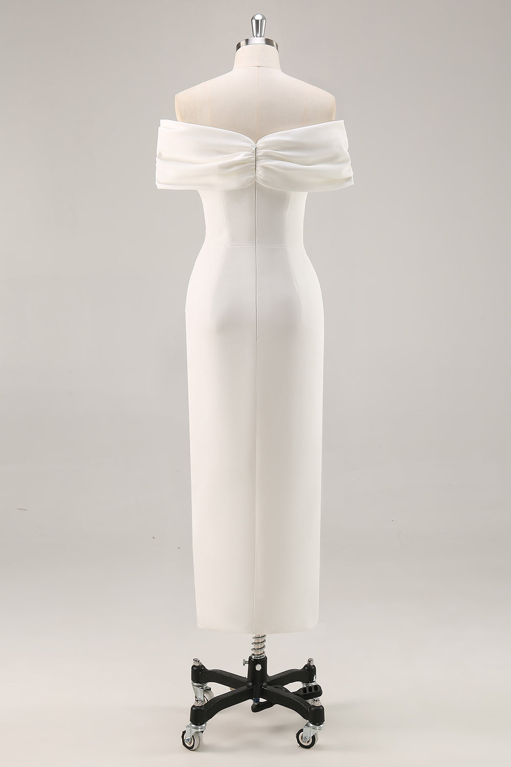 Hvit slire fra skulderen matt sateng asymmetrisk konfirmasjonskjole