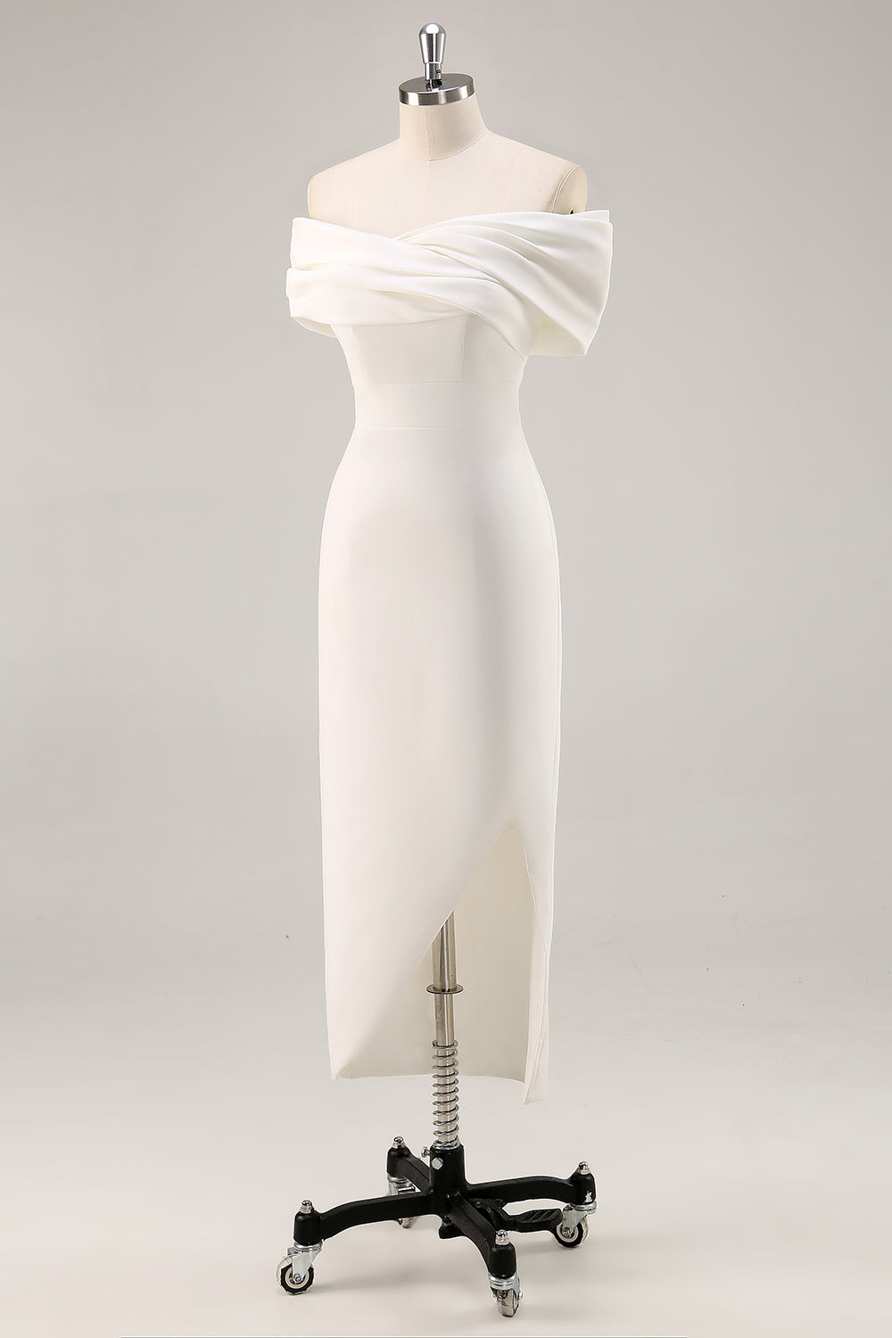 Hvit slire fra skulderen matt sateng asymmetrisk konfirmasjonskjole