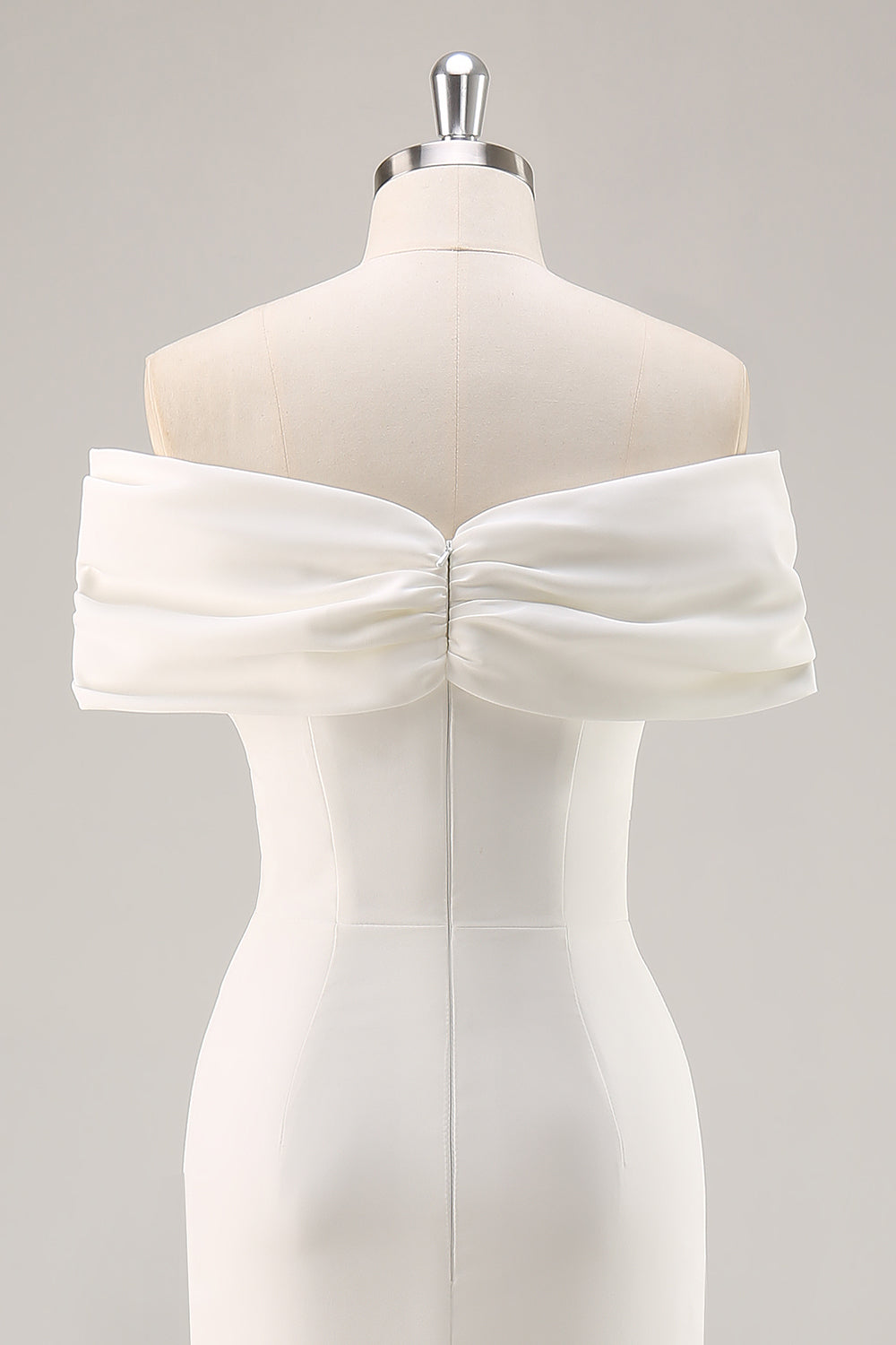 Hvit slire fra skulderen matt sateng asymmetrisk konfirmasjonskjole
