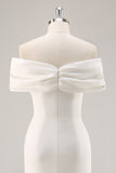 Hvit slire fra skulderen matt sateng asymmetrisk konfirmasjonskjole