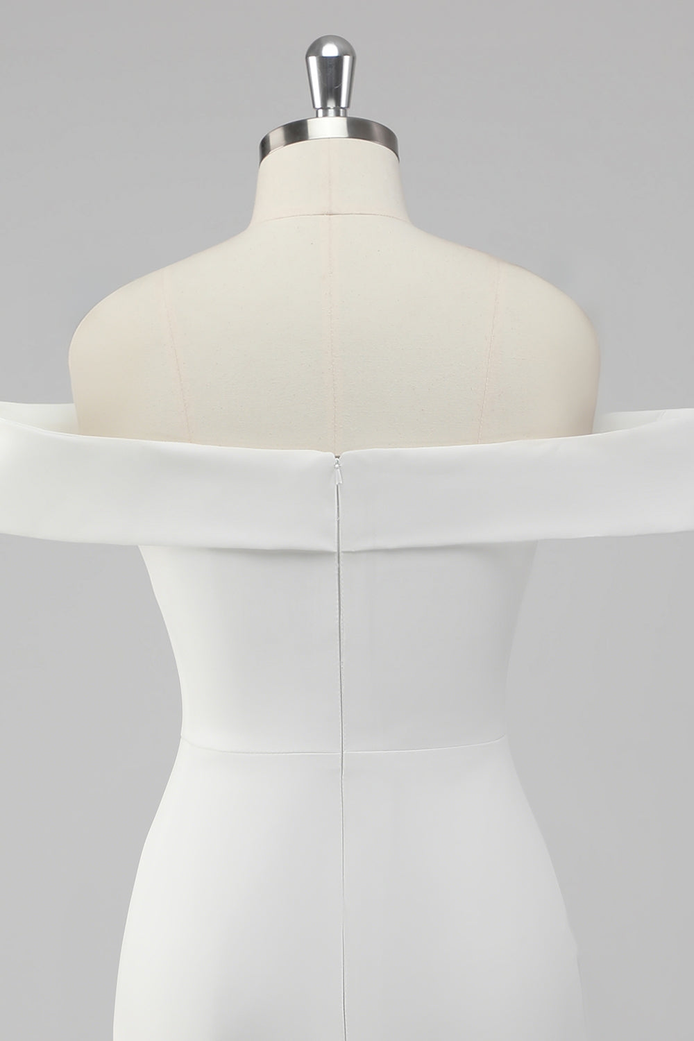 Hvit slire fra skulderen sateng kort konfirmasjonskjole