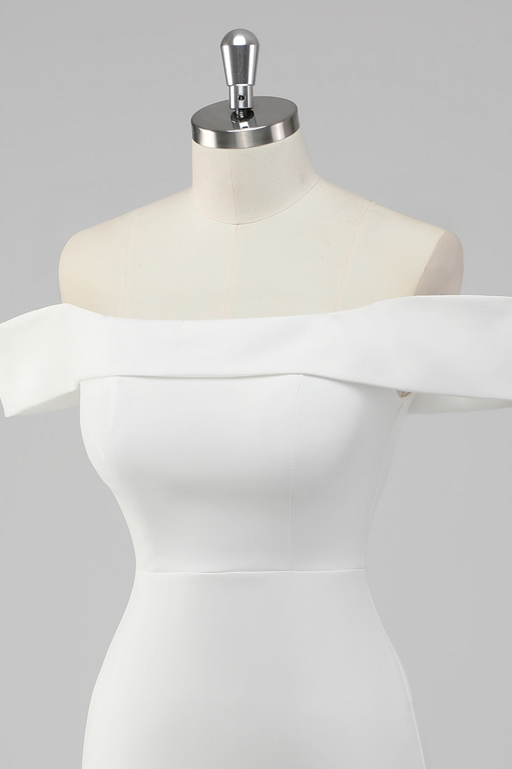 Hvit slire fra skulderen sateng kort konfirmasjonskjole