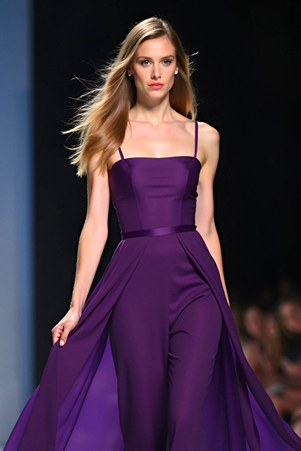 mørk lilla åpen rygg spaghetti stropper lang bryllupsgjest jumpsuit