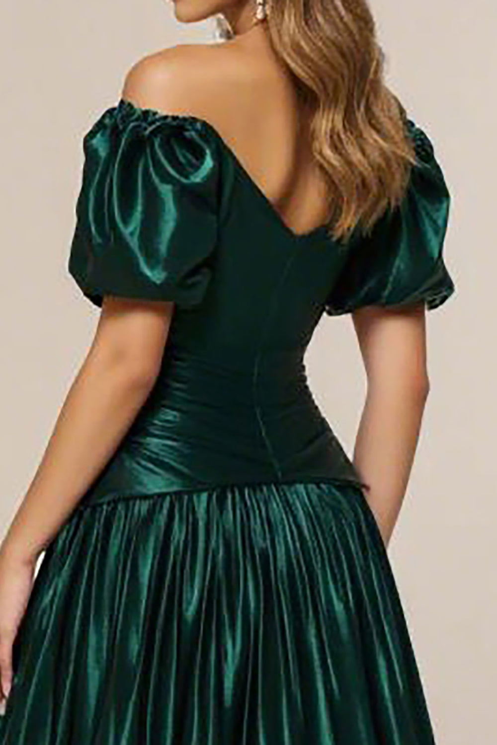 Off the Shoulder Mørkegrønn A Line Tiered Sateng Ballkjole