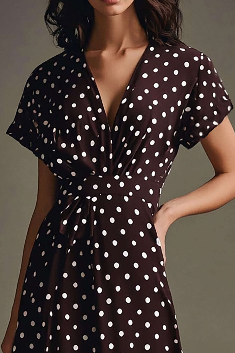 En linje Chiffon Kaffe Hvit Polka Dots Kjole med Korte Ermer