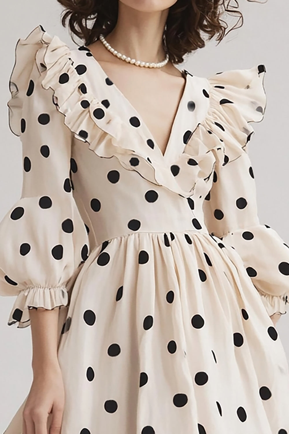 Elfenben A Line V-hals Ruffled Black Polka Dots Kjole med puffermer
