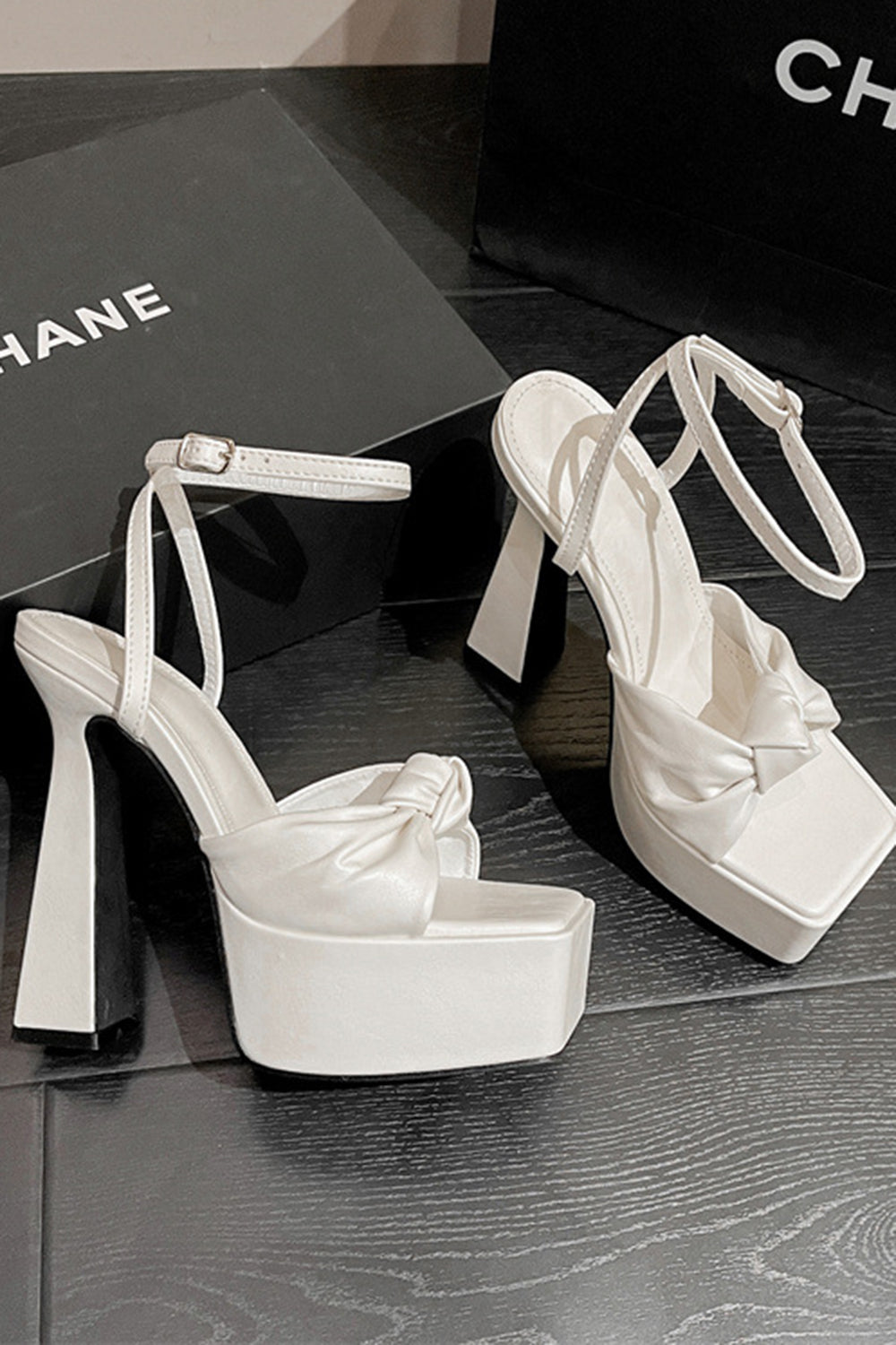 White Chunky High Heel Sandals med sløyfe