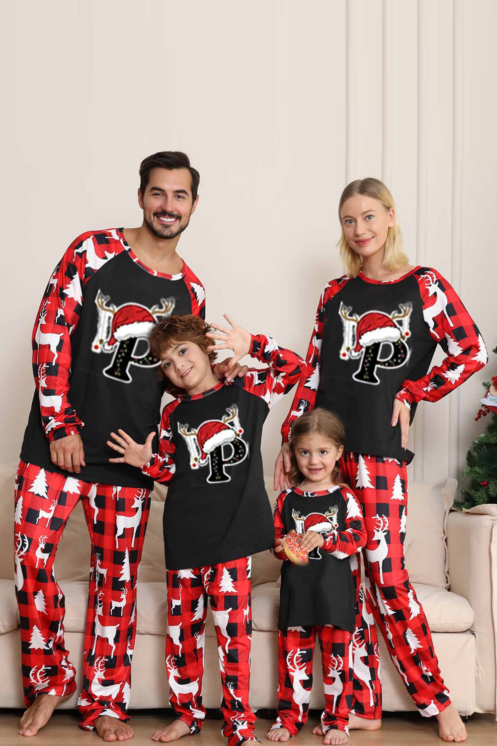 Svart og rødt tre og hjortetrykt familiejulepyjamas