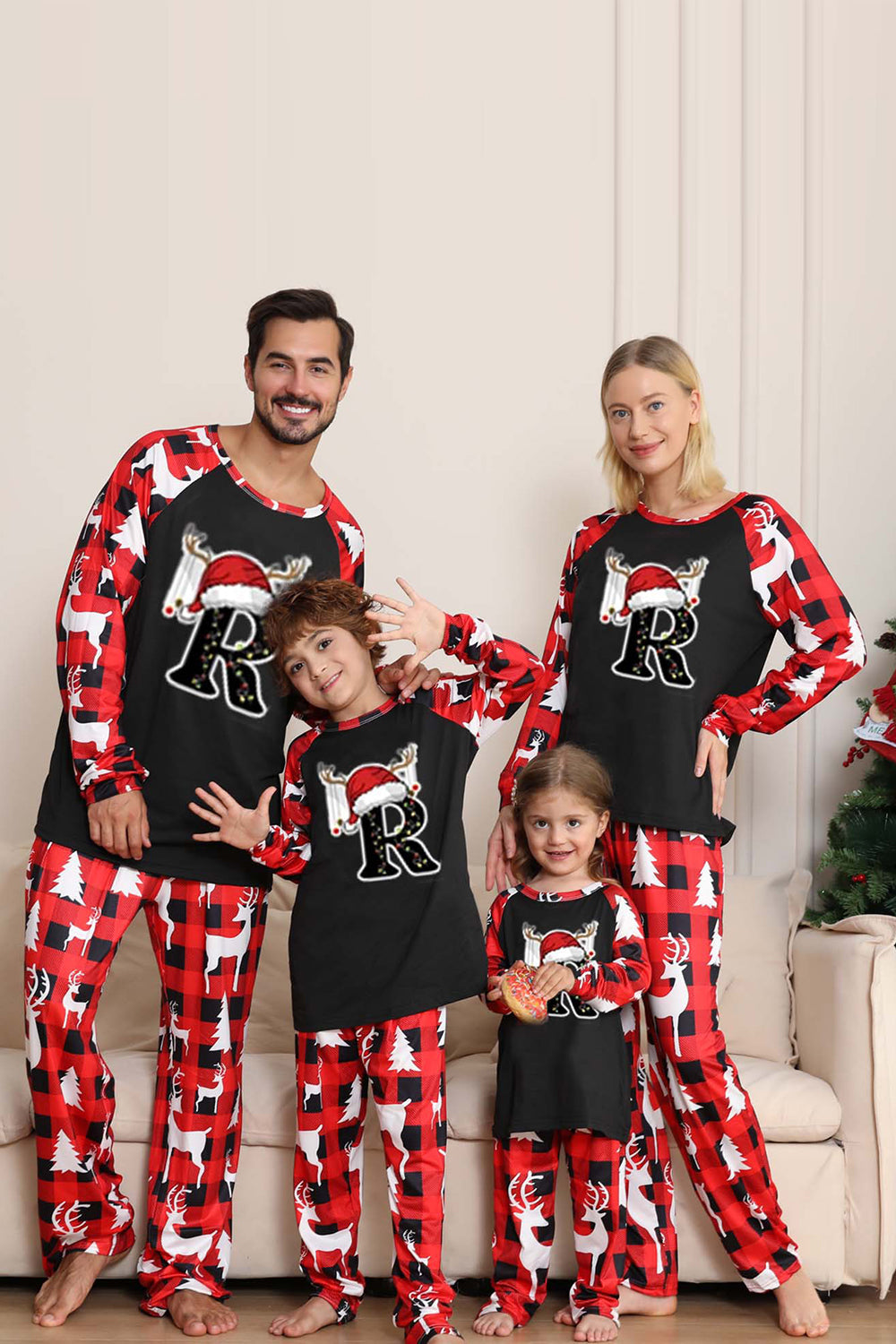 Svart og rødt tre og hjortetrykt familiejulepyjamas
