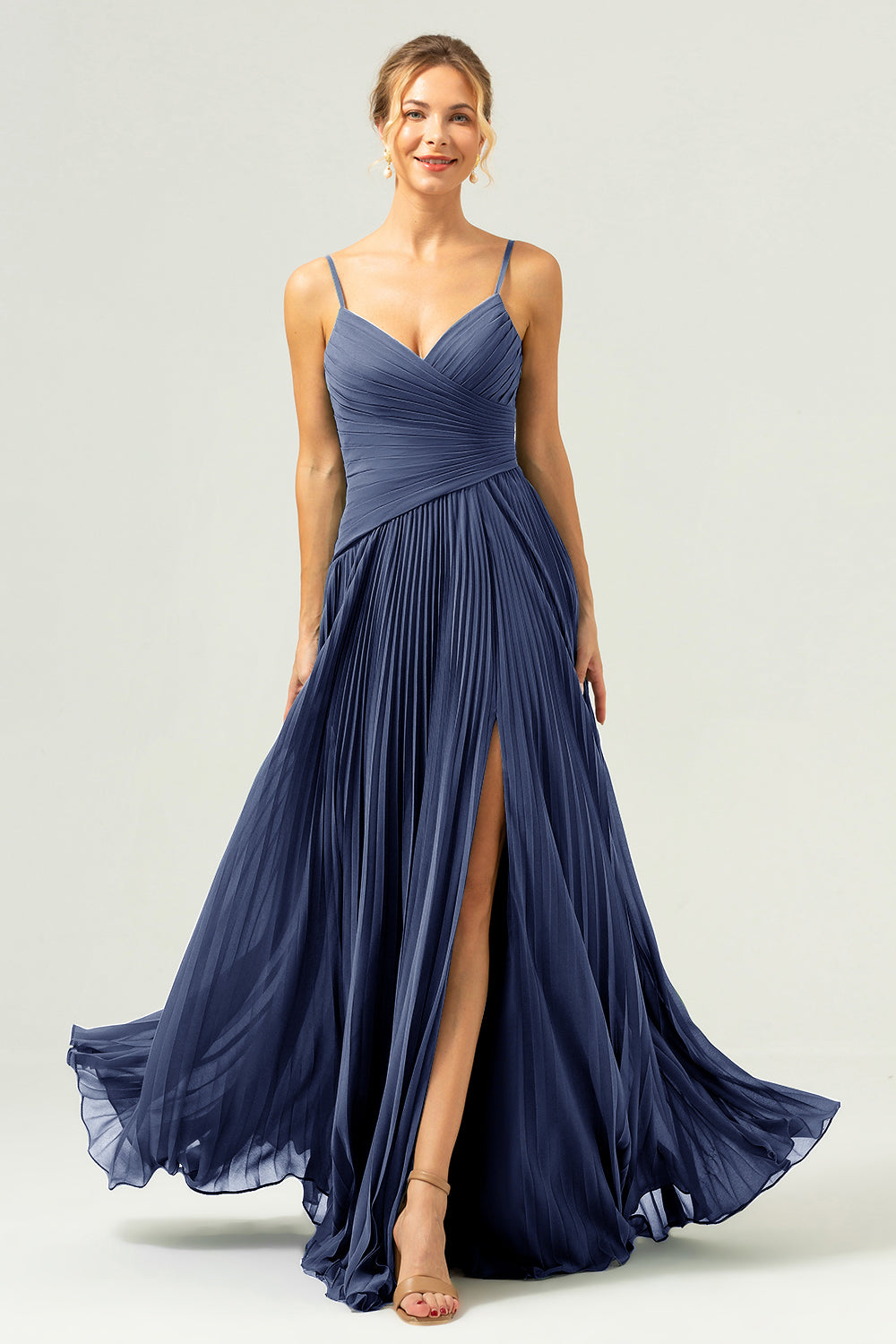 Eucalyptus A-linje Plissert Chiffon Spaghetti Stropper Brudepike Kjole med Splitt