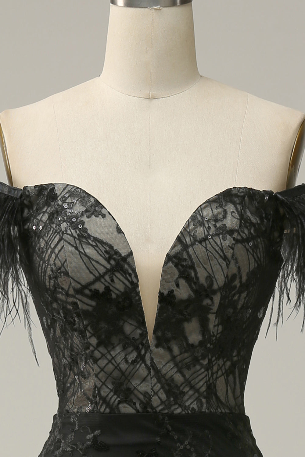 Havfrue av skulderen Svart lang ballkjole med fjær