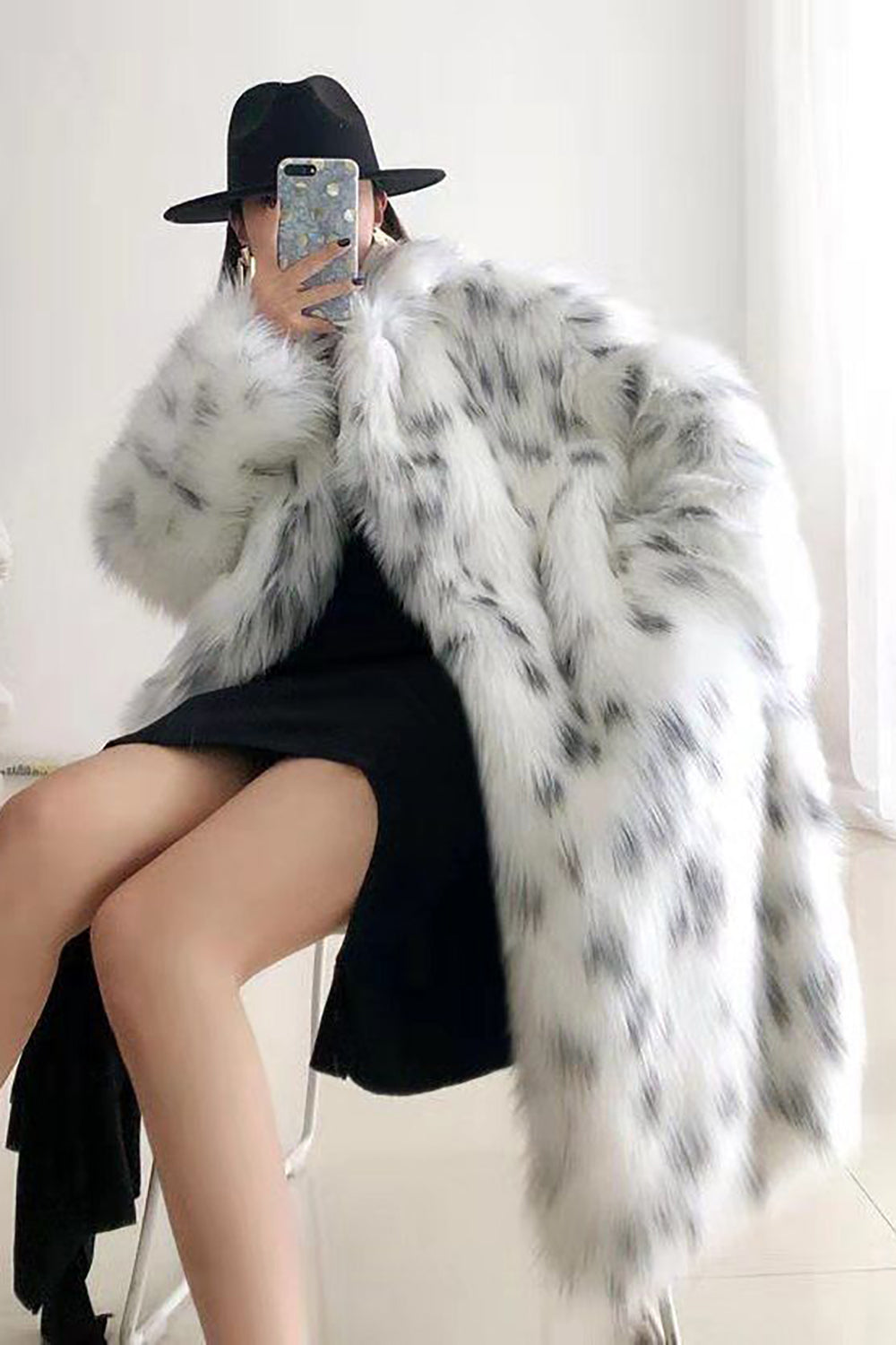 Hvit overdimensjonert lang fuskepels shearling pels
