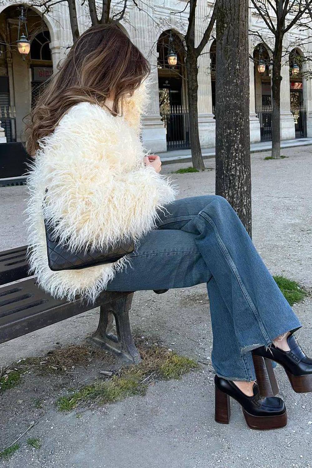 Hvit åpen front shearling fuskepels