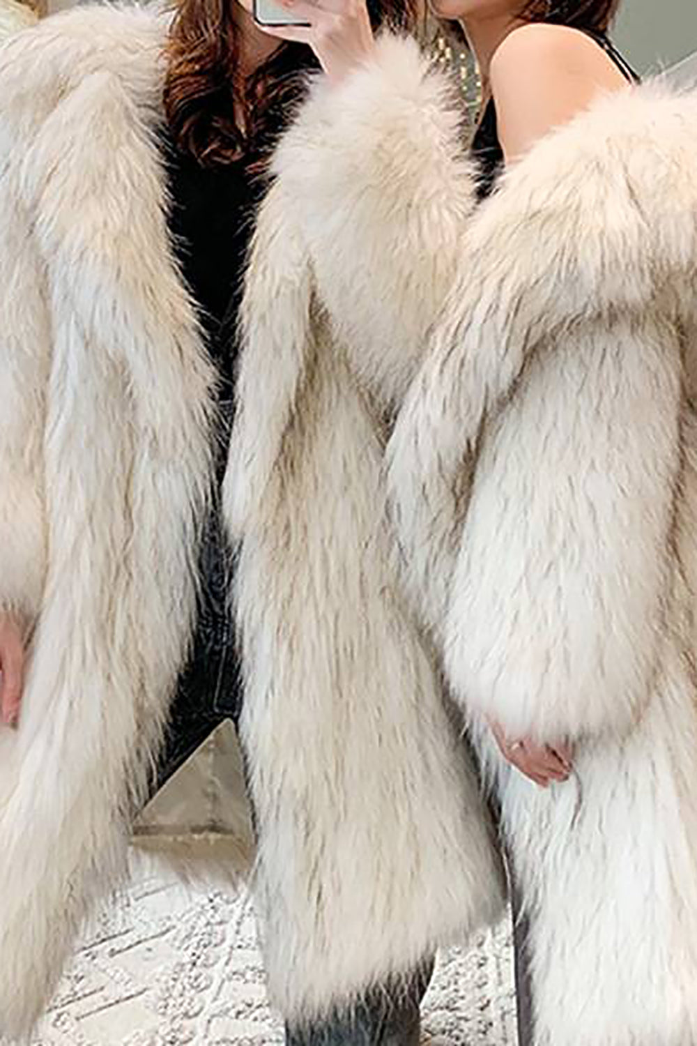 Hvit åpen front fluffy lang shearling fuskepels