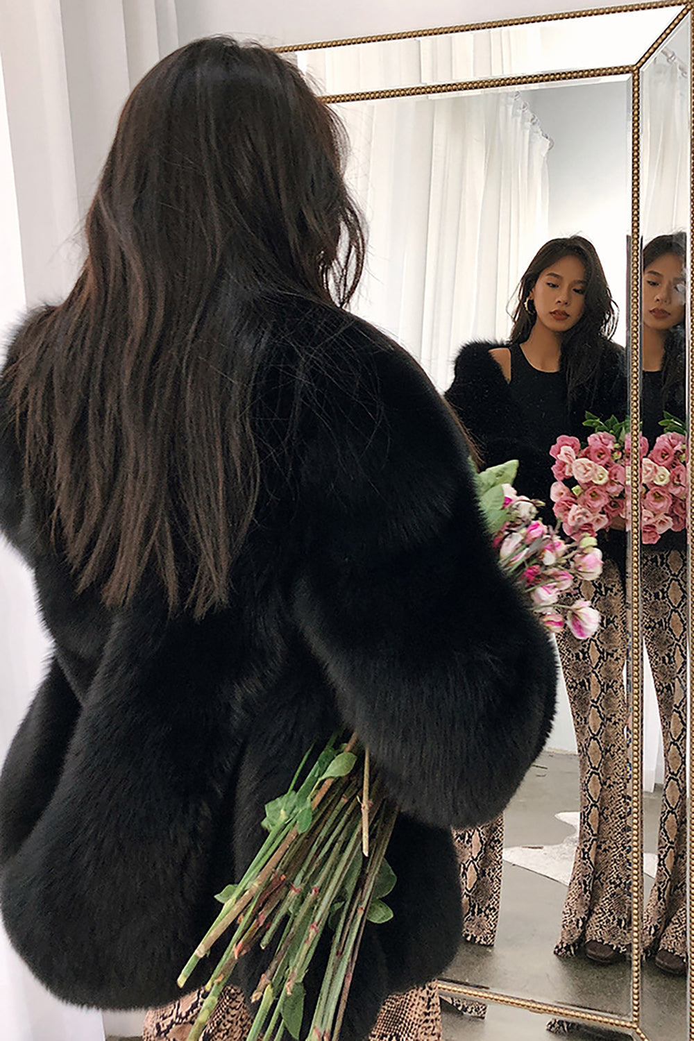 Svart åpen front fuskepels damefrakk