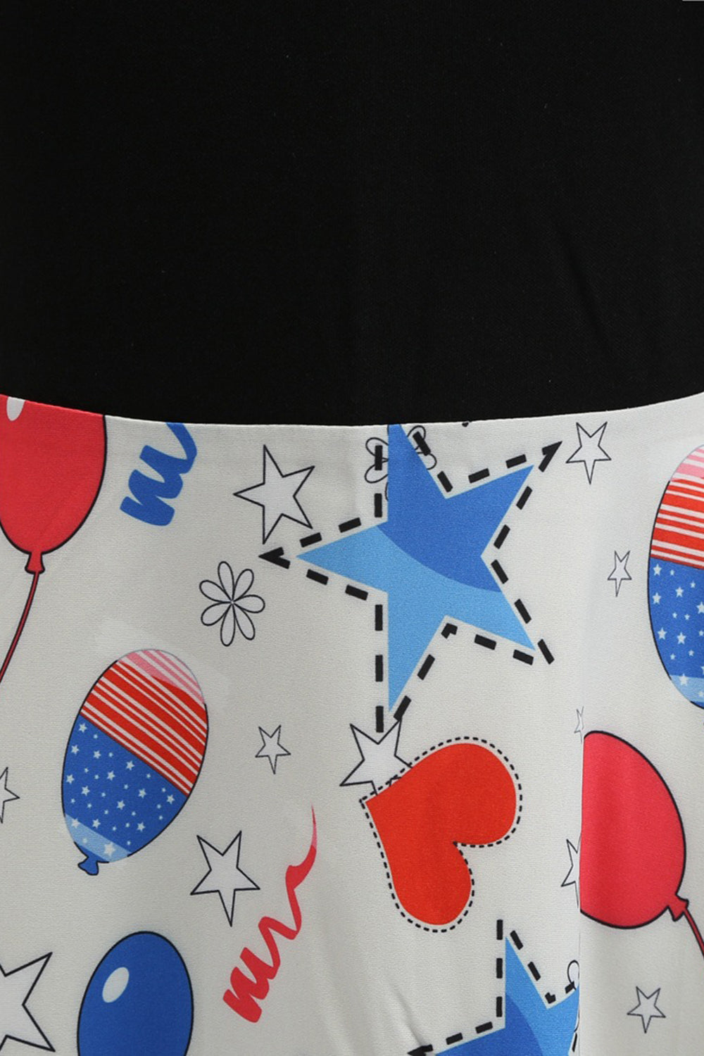 Svart trykt ermeløs kjole fra 1950-tallet med belte