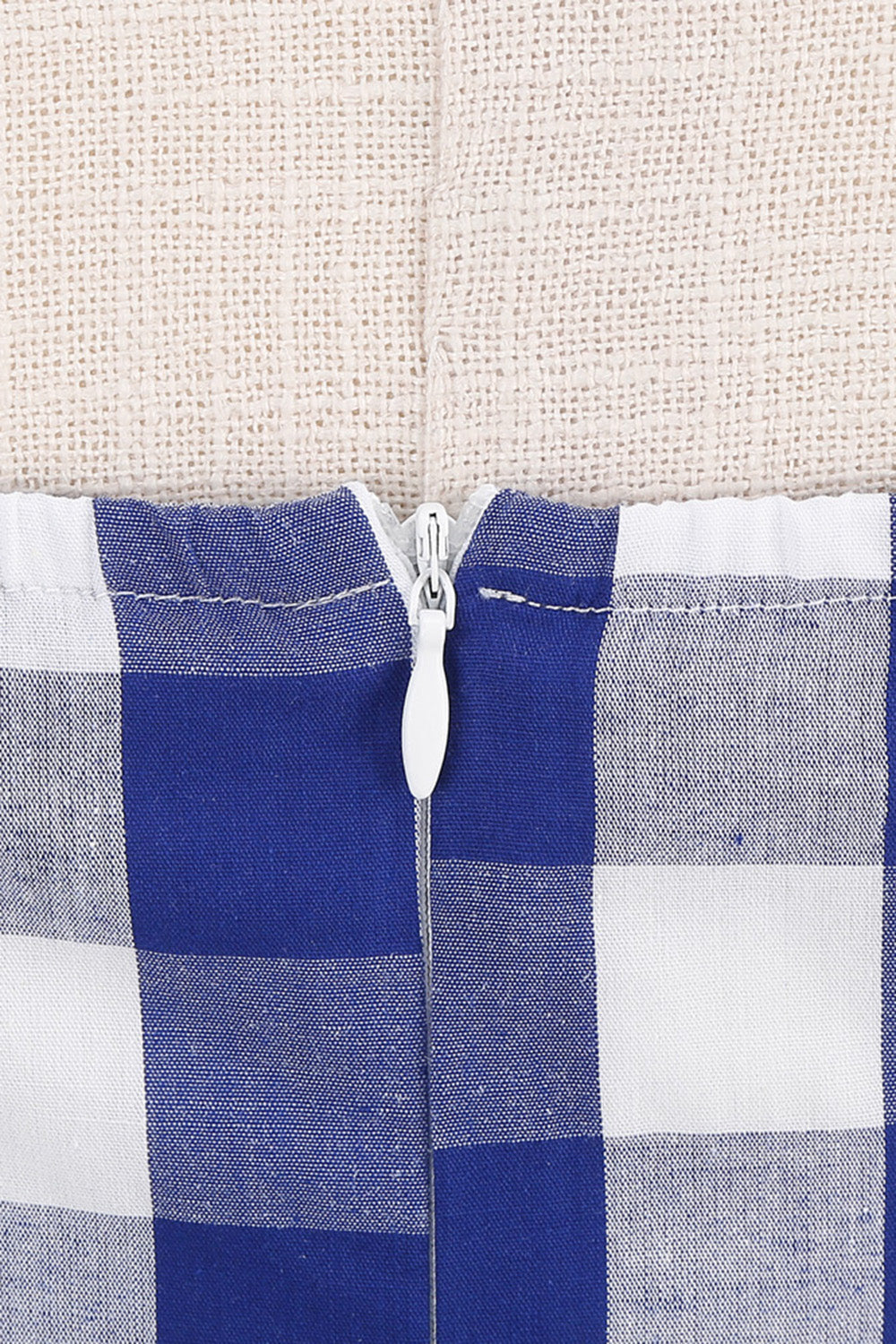 Rosa pin opp rutete vintagekjole fra 1950-tallet