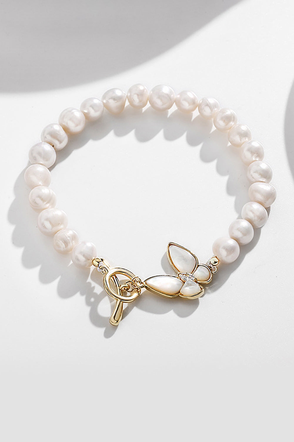 Sparkly White Pearl Stretch armbånd med sommerfugl