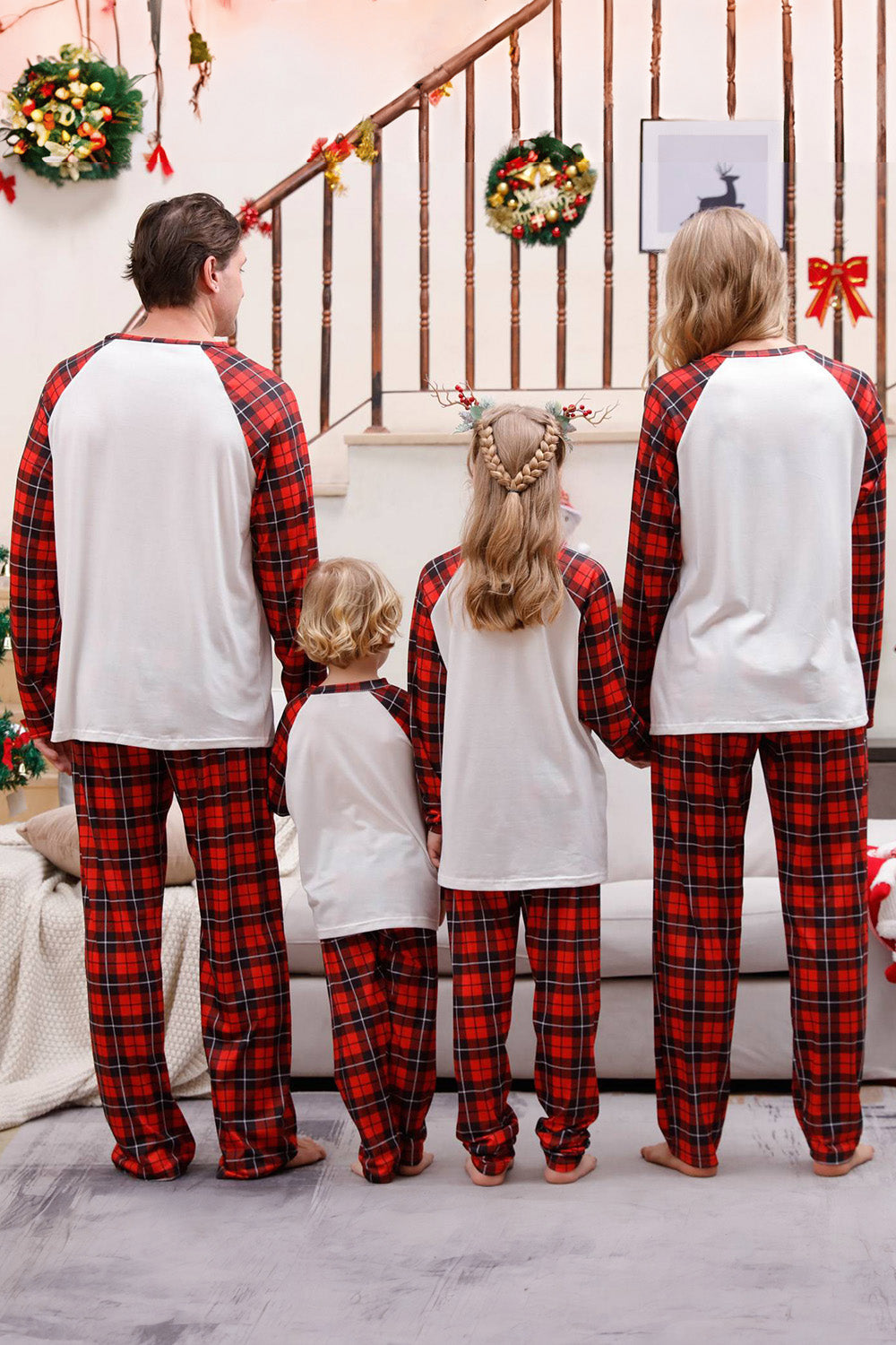 Rutete matchende julepyjamassett for familien