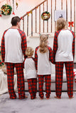 Rutete matchende julepyjamassett for familien