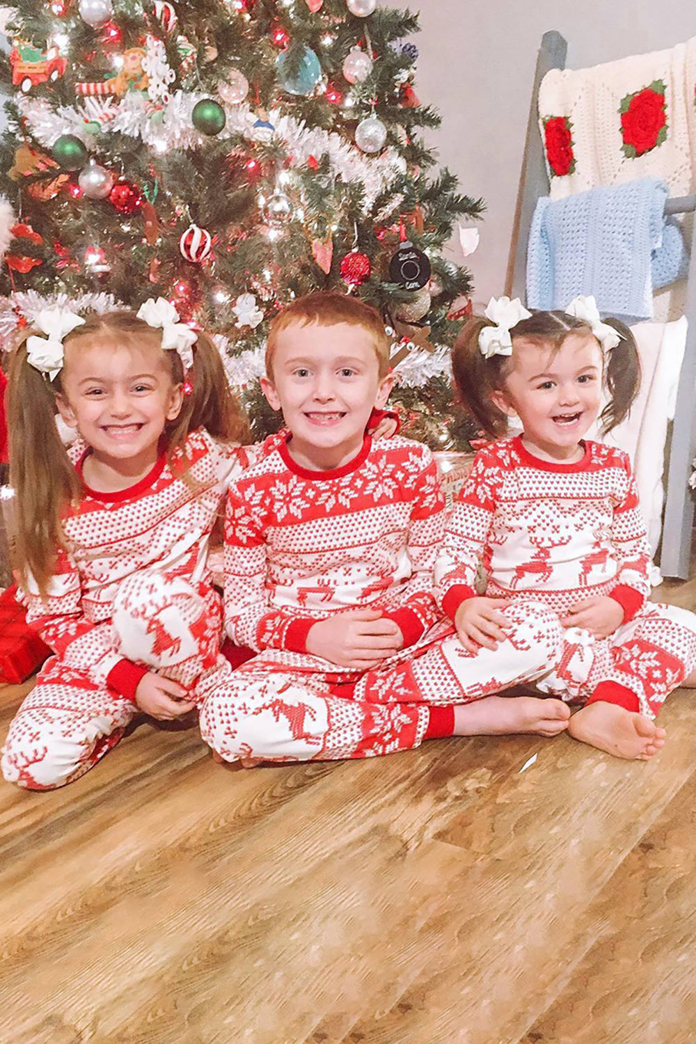 Rødt snøfnugg og hjortemønster Christmas Fmaily matchende pyjamassett