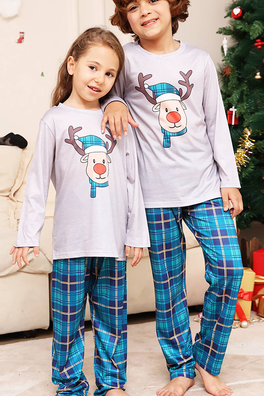 Grå hjort og blå rutete julefamilie matchende pyjamassett