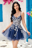 Stilig A Line Navy Spaghetti stropper Homecoming kjole med Criss Cross Back