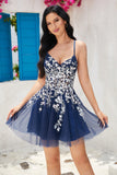 Stilig A Line Navy Spaghetti stropper Homecoming kjole med Criss Cross Back