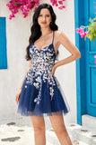 Stilig A Line Navy Spaghetti stropper Homecoming kjole med Criss Cross Back
