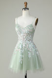 Dusty Sage Spaghetti stropper Homecoming kjole med Criss Cross Back