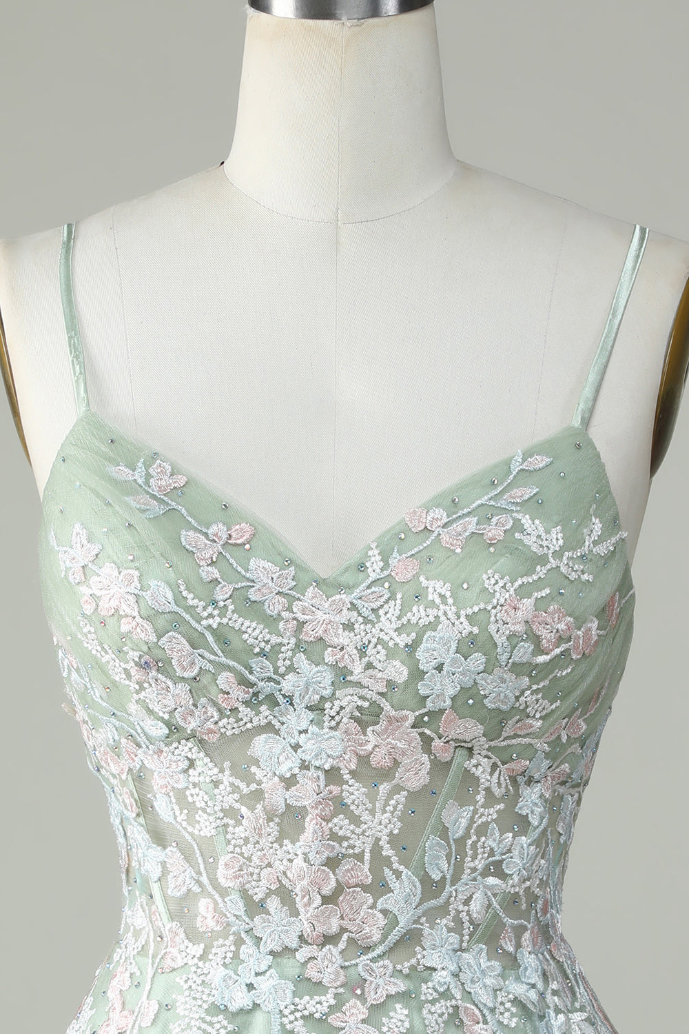 Dusty Sage Spaghetti stropper Homecoming kjole med Criss Cross Back