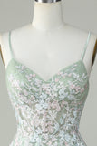 Dusty Sage Spaghetti stropper Homecoming kjole med Criss Cross Back