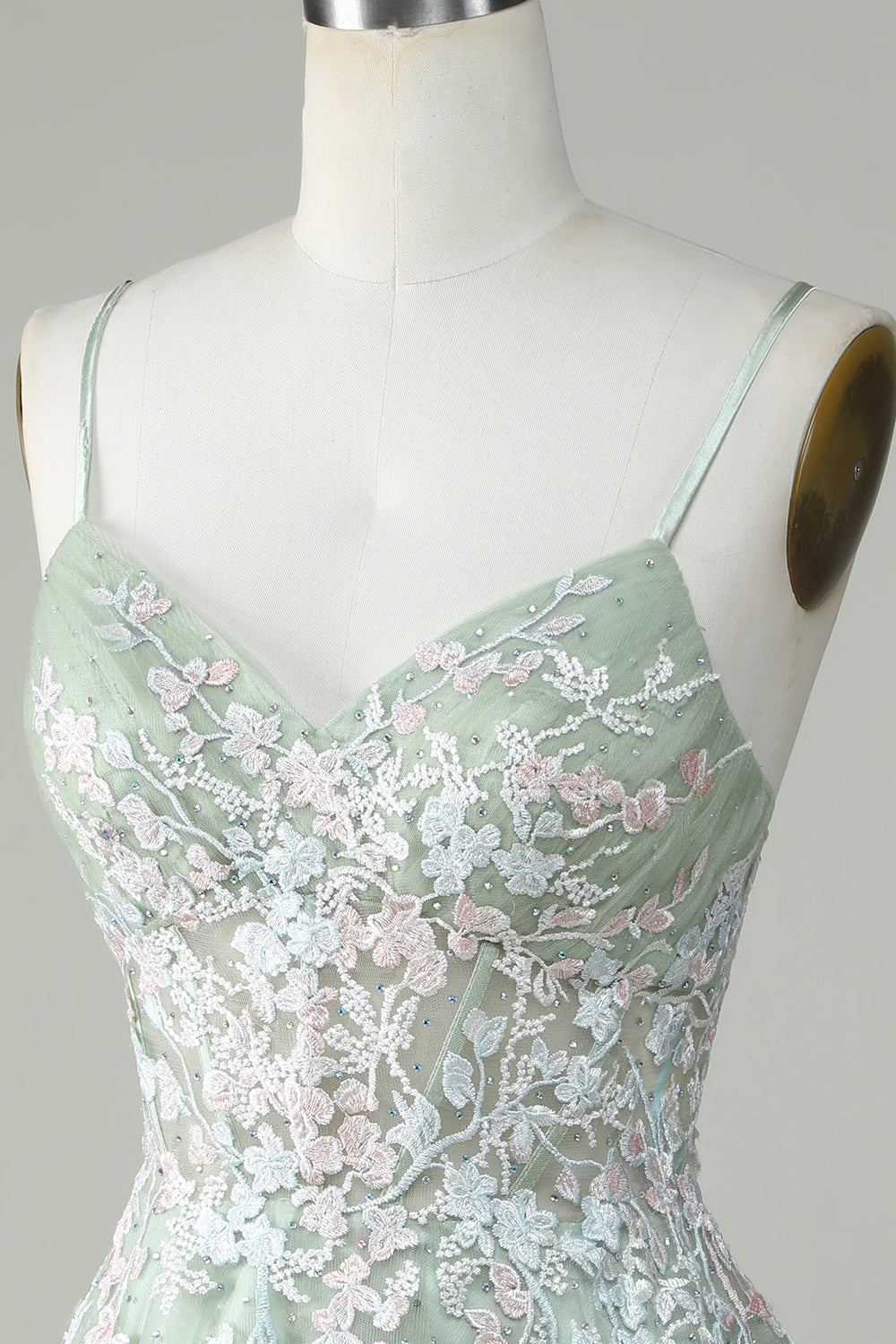 Dusty Sage Spaghetti stropper Homecoming kjole med Criss Cross Back