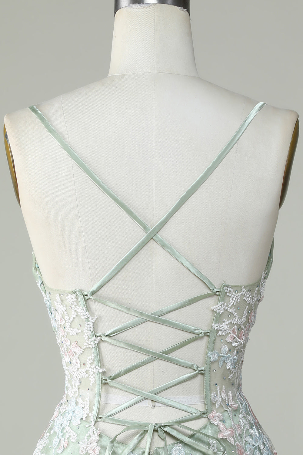 Dusty Sage Spaghetti stropper Homecoming kjole med Criss Cross Back