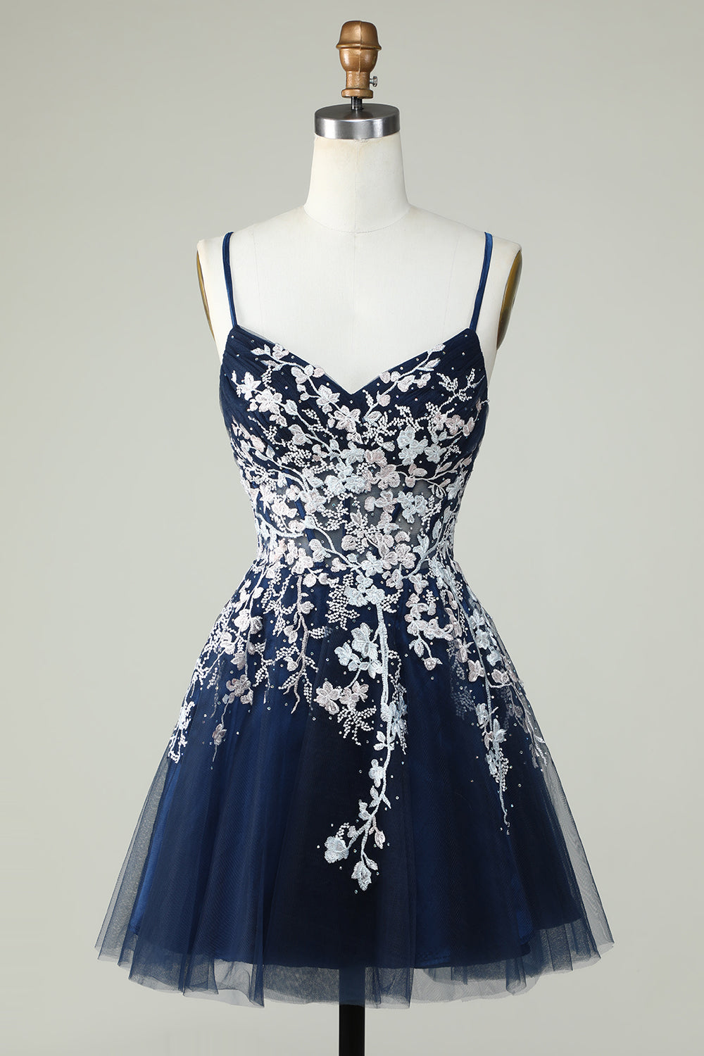 Dusty Sage Spaghetti stropper Homecoming kjole med Criss Cross Back
