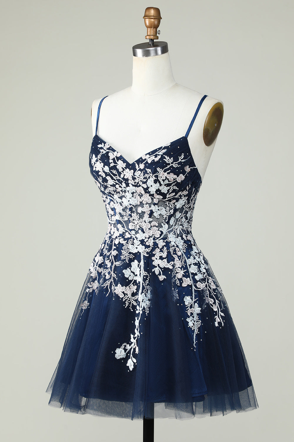Dusty Sage Spaghetti stropper Homecoming kjole med Criss Cross Back