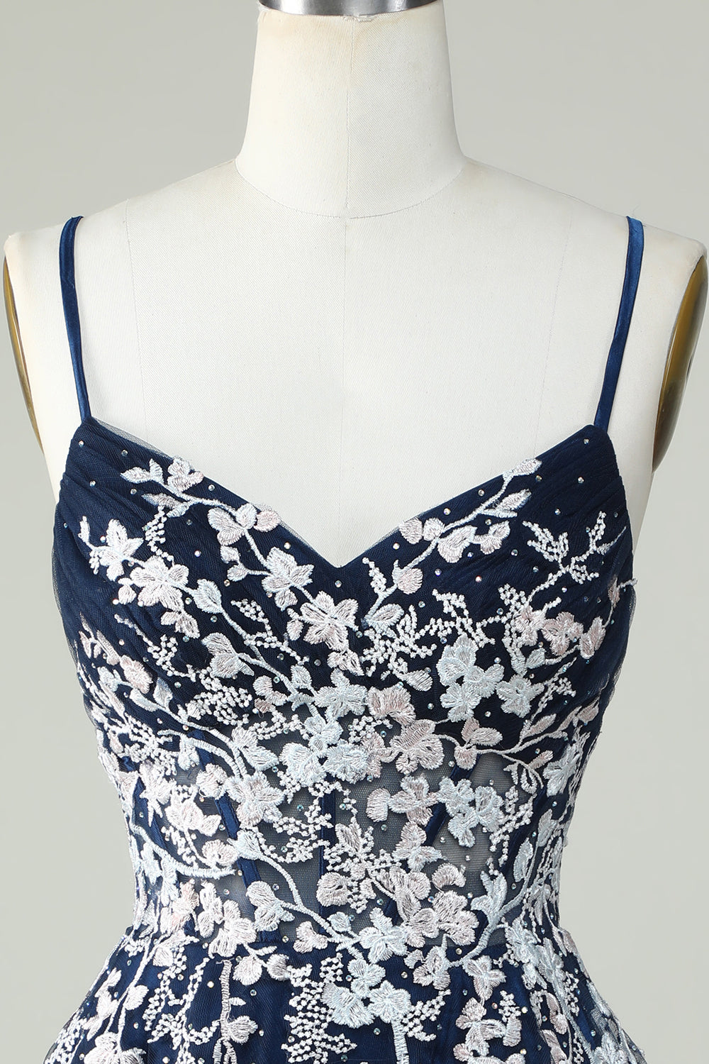 Dusty Sage Spaghetti stropper Homecoming kjole med Criss Cross Back